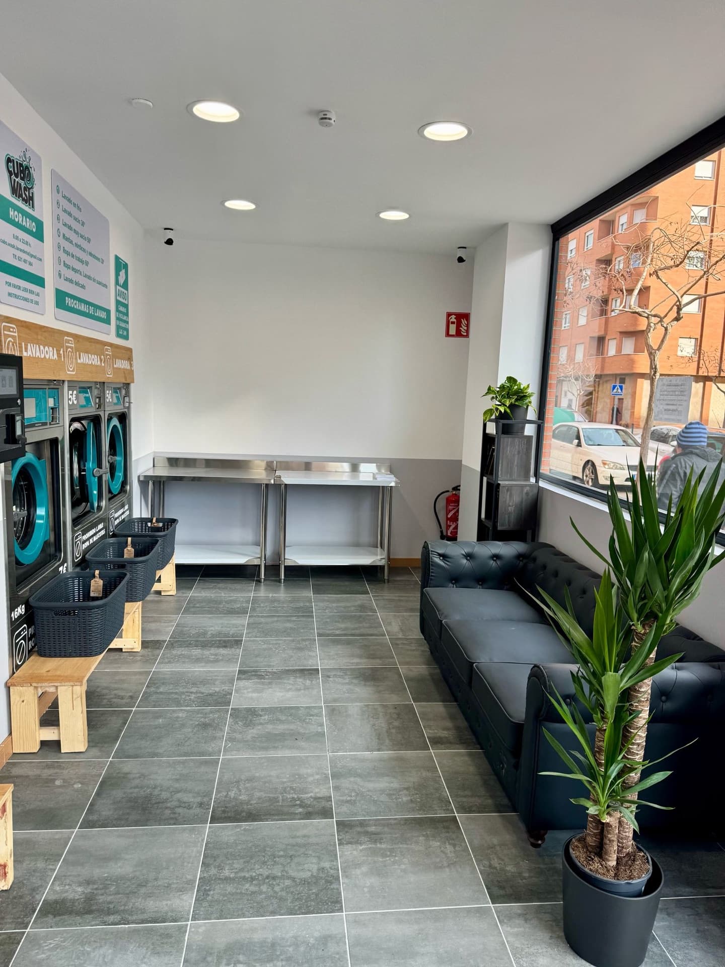 Interior de una lavandería Cubo Wash con lavadoras y zona de espera
